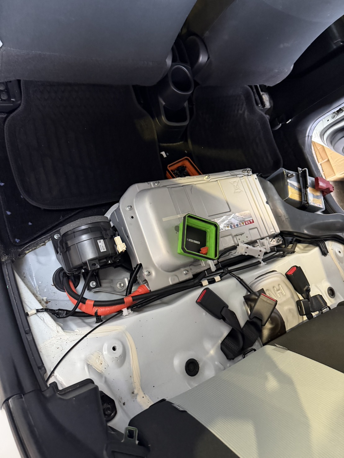 ハイブリッドバッテリー交換 作業中